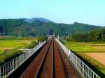 tosa-kuroshio-bahn-westabschnitt Die Tosa Kuroshio-Bahn (Westabschnitt): Die letzten 23,6 km der Strecke wurden erst 1997 er�ffnet; man erkennt die neue Bauweise gut, so schnurgerade wie m�glich, viele Tunnels, und praktisch durchgehend auf Stelzen in erh�hter Lage erstellt. Hier verschwindet nach der Kreuzung Triebwagen 8012 in der Ferne, Arioka, 20.September 2009. 