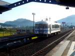 tosa-kuroshio-bahn-westabschnitt Die Tosa Kuroshio-Bahn (Westabschnitt): Von der aufgehenden Sonne beschienen kommt Triebwagen 8002 an der Endstation Sukumo ganz im S�dwesten von Shikoku an. Diese Triebwagen wurden zwischen 1986 und 1999 gebaut. 20.September 2009.