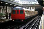 london-underground Kaum eine Zugsgeneration von London Underground war so lange vollst�ndig im Einsatz wie die A60/62-Stock-Kompositionen auf der Metropolitan Line. Ab 1960 beschafft, werden die meisten Z�ge ihren 50-j�hrigen Geburtstag �berleben (die neuen S-Stock-Z�ge kommen nicht vor Ende 2010 in den t�glichen Einsatz), w�hrend im Schnitt die Z�ge nach 30-40 Jahren ausrangiert werden. Das Bild zeigt eine solche Zugseinheit beim Verlassen der Haltestelle Barbican in Richtung Watford. 