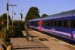 class-43 Der 8:18-Zug von London Paddington nach Exeter bedient auf seiner Fahrt diverse kleine Landstationen in Somerset. Zu den gr�sseren z�hlt Castle Cary, wo die Linie nach Weymouth abzweigt. Hier wartet am 12.10.2009 ein HST von First Great Western auf seine Abfahrt nach Exeter St. Davids. 