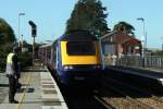 class-43 W�hrend die HST in den Midlands und auf den Crosscountry-Diensten durch Meridian und Voyager erg�nzt werden, sind diese rund 35-j�hrigen Z�ge nach dem Verkauf der 'Adelante' wieder alleine f�r den Great-Western-Fernverkehr verantwortlich. 43 030 hat hier soeben mit dem 8:18-Zug Paddington - Exeter St. Davids die kleine Station Castle Cary verlassen. (12.10.2009). 