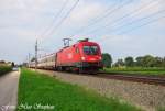 br-1116-vor-personenzugen 1116 054-6 mit �BB EC 61 M�nchen Hbf. - Wien Westbahnhof f�hrt soeben aus dem Wolkenloch heraus,Pasching (�sterreichurlaub 18.08.09)