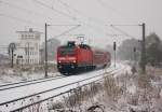 BR 143 mit Zugen Der letzte Zug an diesem von starken Schneef�llen gekennzeichnetem 15.10.09. 143 058 bringt RB 17325 nach Freiberg und bleibt dort f�r unbestimmte Zeit stehen. Zwischen Tharandt und Klingenberg sind B�ume unter der last ihrer noch vorhandenen Bl�tter und des nassen, schweren Schnees zusammengebrochen und haben die Oberleitung besch�digt. 