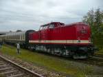 Weimar 112 565-7 steht mit einigen alten Personenwagen aus Reichsbahnzeiten auf dem Gel�nde des Bw Weimar zum DR-Dieselloktreffen. (10.10.2009)