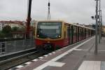 S41 Ringbahn ein Triebwagen der BR 481 beim Halt Bahnhof ...
