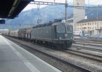 re-6-6-re-620 Mineralwasser f�r die Migros: Mit tausenden von Litern Aproz-Mineral wartet am 12.10.09 die Re 6/6 11662 'Reuchenette-P�ry' auf den Abfahrtsbefehl in Sion. Die meisten G�terwagen waren mit 'Suhr' beschriftet, ein Teil mit 'Zu Herdern', 'Ebikon', 'Gossau SG',... Also �berall dort wo die Migrosverteilzentren stehen.