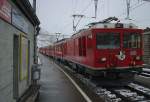 strecke-berninabahn-sm-ti Gem 4/4 Nr. 801 und ABe 4/4 III Nr. 56 fahren bei garstigem Wetter mit rund 10 Min. Versp�tung in Bernina-Suot ein, 12. Okt. 2009, 13:58