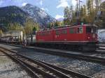 strecke-berninabahn-sm-ti Ge 6/6 II Nr. 702 Curia wartet mit G�terzug in der Nachmittagssonne. Bahnhof Pontresina, 14. Okt. 2009, 15:16

