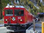 strecke-berninabahn-sm-ti Gem 4/4 Nr. 801 und ABe 4/4 II mit gemischtem Personen- und G�terzug setzen sich in diesem Moment in Richtung Berninapass und Tirano in Bewegung. Haltestelle Morteratsch, 16. Okt. 2009, 13:15