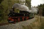 Presnitztalbahn Am 03.10.09 war 99 590 zwischen Steinbach und Schmalzgrube unterwegs. Hier dampft sie dem Bahn�bergang der Grumbacher Stra�e entgegen.