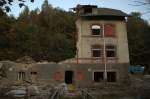 buchholz-sachsen Am 22.09.09 stand das Verwaltungsgeb�ude der ehemaligen Eisatzstelle Annaberg Buchholz S�d (ex. BW Buchholz) noch zur H�lfte. Mittlerweile wurde das teiweise sanierte Geb�ude abgerissen. Bis zum Baustellenschild am Gel�nde war die Anlage frei zug�nglich.