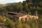 Lokschuppen Am 03.10.09 stand der sch�ne Rechteckschuppen der ehemaligen Eisatzstelle Annaberg-Buchholz S�d (ex. BW Buchholz) noch. Da sich kein K�ufer f�r das teilweise eingest�rzte Geb�ude gefunden hat, wird es nun abgerissen.