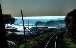 tosa-kuroshio-bahn-westabschnitt Die Tosa Kuroshio-Bahn (Westabschnitt): Die ersten 43km der Strecke f�hren ans offene Meer; es handelt sich um die ehemalige Stichlinie der Staatsbahn nach Nakamura, die 1986 von den Kommunen �bernommen und seit dann als Tosa Kuroshio-Bahn betrieben wurde. Bild von der Fahrt in einem der Expressz�ge Serie 2000; wegen eines Taifuns auf dem Meer draussen herrscht sehr hoher Wellengang. Das Bild ist nicht aus dem F�hrerstand aufgenommen, sondern durch die verglaste F�hrerstandr�ckwand. Ariigawa, 19.September 2009.
