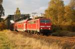 111 136-8 mit ihrem RE am 18.10.2009 im letzten Sonnenlicht ...
