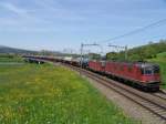 Re 6/6 11652 Kerzers und eine Re 4/4 �berqueren am ...