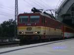 371 005-0 der CD bei der Ausfahrt mit einem EuroCity ...