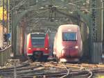 Thalys 4304 und 425 554 am 14.10.09 auf der Hohenzollernbr�cke ...