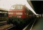 BR 218 mit Zugen 218 367 im August 2000 im Hbf von Saarbr�cken.