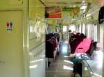tosa-kuroshio-bahn-westabschnitt Die Tosa Kuroshio-Bahn (Westabschnitt), Triebwagen 8002 - ein Blick ins Innere. An der Decke h�ngen Tafeln mit Angaben zu den 'unumst�sslichen Grunds�tzen der Kooperation, des Anstands und der H�flichkeit'. 
