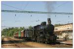 BR 324 324 540 vor einem Nostalgiezug nach Badacsonytomaj am 06.08.2005 in Keszthely.
