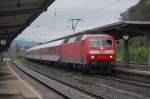 120 143-3 mit AZ 1374 nach HH-Altona, am 18.10.2009 durch ...