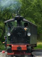 Presnitztalbahn Es folgt noch ganz kleiner I K-Mix, sozusagen als Eintstimmung auf die n�chste Bilderserie: Brand neu war das Maschinchen am 27.06.2009. Der Geruch von frischer Farbe lag in der Luft, als die erst am 26.06.2009 aus Meinigen ausgelieferte Lok den 'Testwagen' zur Fahrzeughalle der IG Pre�nitztalbahn dr�ckt.
