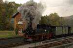 Presnitztalbahn Am 03.10.09 verl�sst 99 568 den Bahnhof Steinbach in Richtung J�hstadt und passiert das bekannte Wasserhaus.