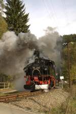 Presnitztalbahn Am 03.10.09 ist 99 568 zwischen Hp Forellenhof und Bahnhof Schmalzgrube unterwegs.