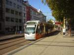 Die Saarbahn an der Haltestelle Saarbr�cken Landwehrplatz. Die Aufnahme des ...