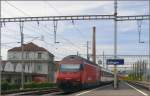 460 025-0 schiebt einen IR nach Gen�ve A�roport aus dem ...