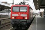 Die 143 160-0 mit Silberlingen zieht eine hier endende RB ...