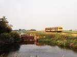 DH II 3207 mit Regionalzug 8621 Leeuwarden-Groningen neben das alte ...