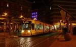 Niederflurwagen 216 der Mainzer Stra�enbahn wartet am Abend des 25.10.09 ...