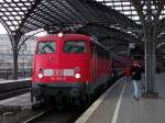 110 504 steht mit einem Sonderzug im K�lner Hauptbahnhof. Aufgenommen ...