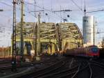 Zwei 643er befahren gerade die Rheinbr�cke am K�lner Hauptbahnhof. Aufgenommen ...