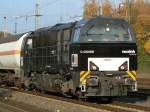 eine schwarze MRCE G2000BB mit einem Kesselzug in K�ln West, ...