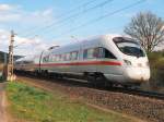 Ein ICE-T 411 legt sich in die Berliner Kurve zwischen ...