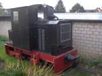 Eine schwarze Feldbahndiesellok in Mondorf am 31.10.09.  ...