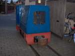 Eine blaue Feldbahndiesellok in Mondorf am 31.10.09.  ...