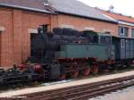 GES Gesellschaft zur Erhaltung von Schienenfahrzeugen Stuttgart e.V. Dampflokomotive 16 der ehemaligen Kreis Oldenburger Eisenbahn (Lok Nr. 11). Sie ging 1949 als Nr. 16 an die Hohenzollerische Landesbahn und ist mit dieser Bezeichnung heute Museumslok bei der Gesellschaft zur Erhaltung von Schienenfahrzeugen e.V. (GES), Stuttgart. Sie steht in einem Schlechten zustand abgestellt und ungesch�tzt am Lok-schuppen in Neuffen. (31.10.2009)