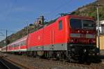 BR 143 mit Zugen 143 968 am 19.10.09 bei der Ausfahrt aus dem Bahnhof Kaub