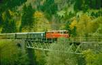bregenzerwaldbahn Dies ist ein Foto der Bregenzerwaldbahn als sie noch im Vollbetrieb war, also vor der Einstellung 1980.

Ein Planzug f�hrt �ber die alte Sporeneggbr�cke vor Bezau. Sie wird heute noch von der Museumsbahn befahren. Diese Br�cke war an Pfingsten 1999 aufgrund des gro�en Hochwassers der Bregenzerache eingest�rzt. Danach wurde sie wieder aufgebaut, allerdings ein wenig modifiziert.

Das Foto stammt vom 6.10.1976 und wurde mir von meinem Onkel �berlassen, der das Foto gemacht hat. 

Weitere Bilder sind auf meiner Homepage http://bwb.die-hammis.at
