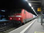 Die zweite Gruppe des Science-Express wartet mit BR 120 120 ...
