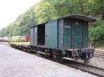 Auf dem Bild sieht man zwei G�terwaggons, die darauf warten,
rangiert ...