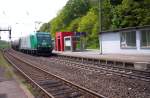 Die Rail4Chem 185 CL 006 durchfährt mit einem Güterzug, vermutlich ... Die Rail4Chem 185 CL 006 durchfährt mit einem Güterzug, vermutlich ...