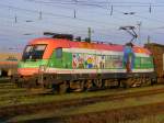 1116.007 SOS-Kinderdorf im Bahnhof Hegyeshalom am 28.07.2009.  ...