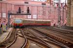 Eine S-Bahn der BR 481 erreicht in k�rze den Alexanderplatz. ...
