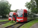 stadtbahn-koln-niederflurstadtbahnen-bombardier-k4000-und-k4500 Alt und neu neben einander. Links TW 4551 mit einem weiteren unbekannten Fahrzeug vom Typ K4500 unterwegs als Linie 1 mit Ziel Bensberg und TW 4012, auch mit einem weiteren unbekannten Fahrzeug aus der Serie K4000, die als Linie 7 mit Ziel Z�ndorf in der Wendeschleife am Aachener Weiher stehen. Das Bild endstand am 30. Juni 2007. Samstags enden einige Kurse der Linie 7 in dieser Wendeschleife.
