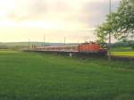 BR 143 mit Zugen 143-572 f�hrt am Abend des 19.05.2005 mit einer RegionalBahn von Bebra nach Eisenach. Dieser Zug ist als 'Sandwich'  mit einer weiteren BR 143 + Halberst�dter Wagen unterwegs. (BR143- 4x Halberst�dter Wagen- BR143- 4xHalberst�dter Wagen, Aufgenommen bei Eisenach)