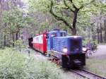 berliner-parkeisenbahn 21.5.2005
199 102-5 (V10C) der Berliner Parkeisenbahn mit voller Fahrt unterwegs Richtung Bahnhof Freilichtb�hne (hier am B� 22)
Mehr Infos zu Lok und Bahn unter www.parkeisenbahn.de
